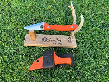 Zipper knife on stand